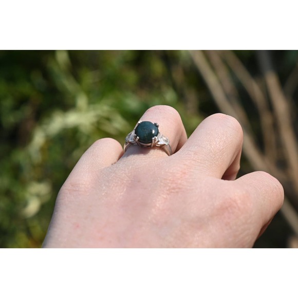 Round green agate cab with raw quartz side stone ring size 6.5 - Picture 3 of 4